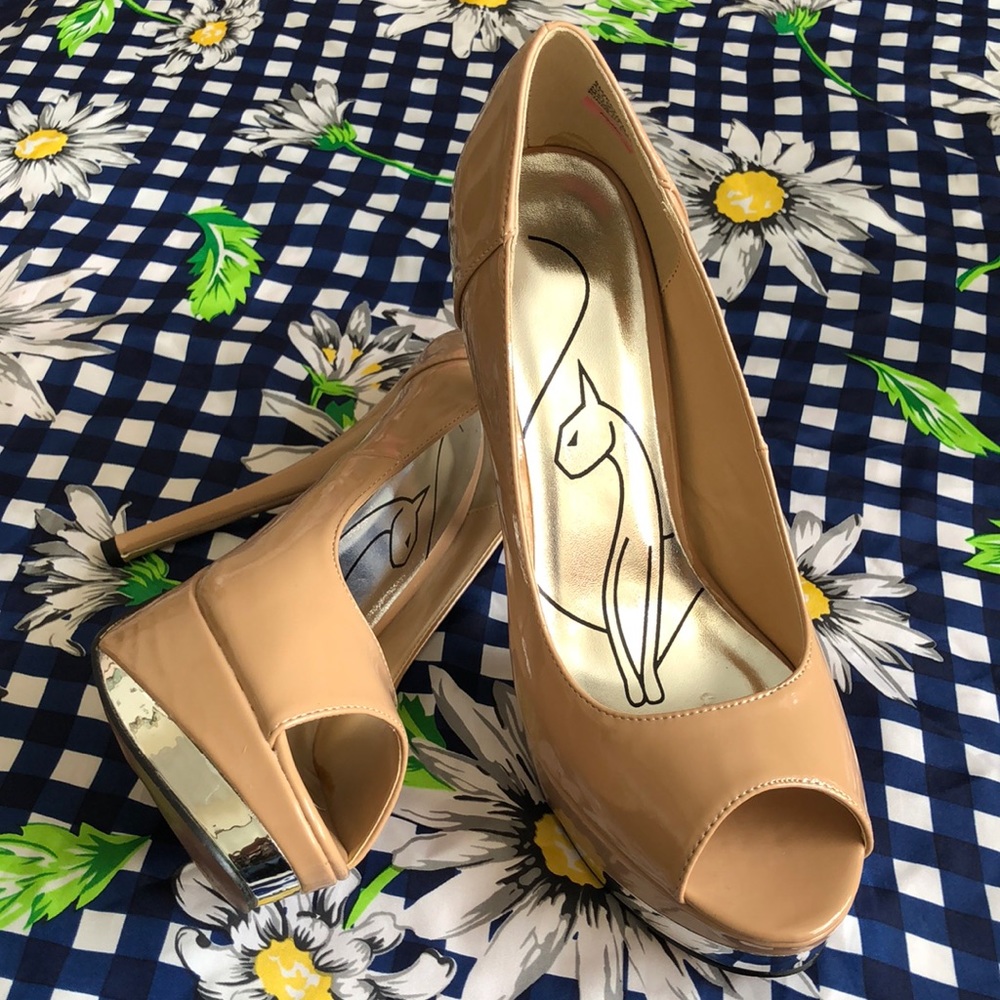 Very Elegant…dare to impress Baby Phat stilleto with front silver trims - Picture 7 of 8